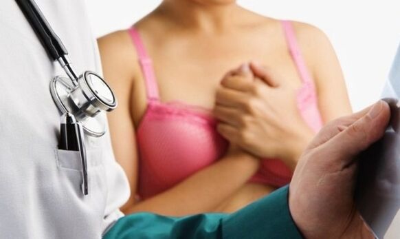 pregled pri zdravniku pred povečanjem prsi