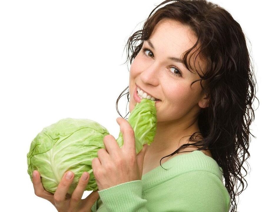 dekle, ki jedo zelje za povečanje prsi