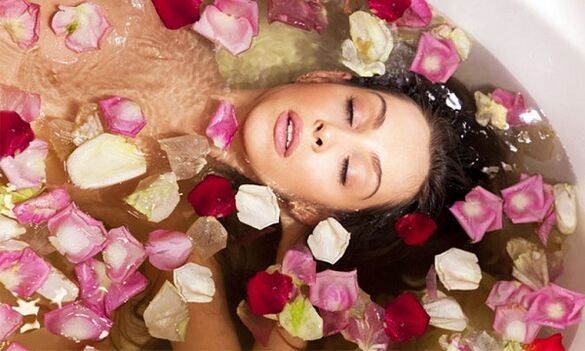 kopeli z oljem za povečanje prsi